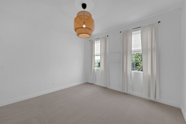 Building Photo - Gorgeous 4 bedroom/3.5 bath estate home fo...