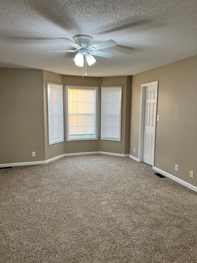 Building Photo - Three Bedroom in Oak Grove