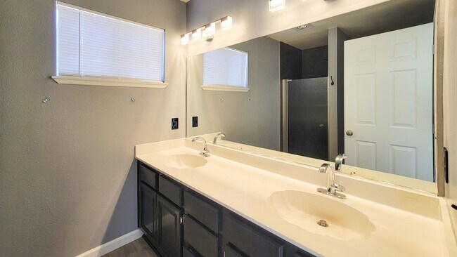 Building Photo - 8525 Del Rey Ave