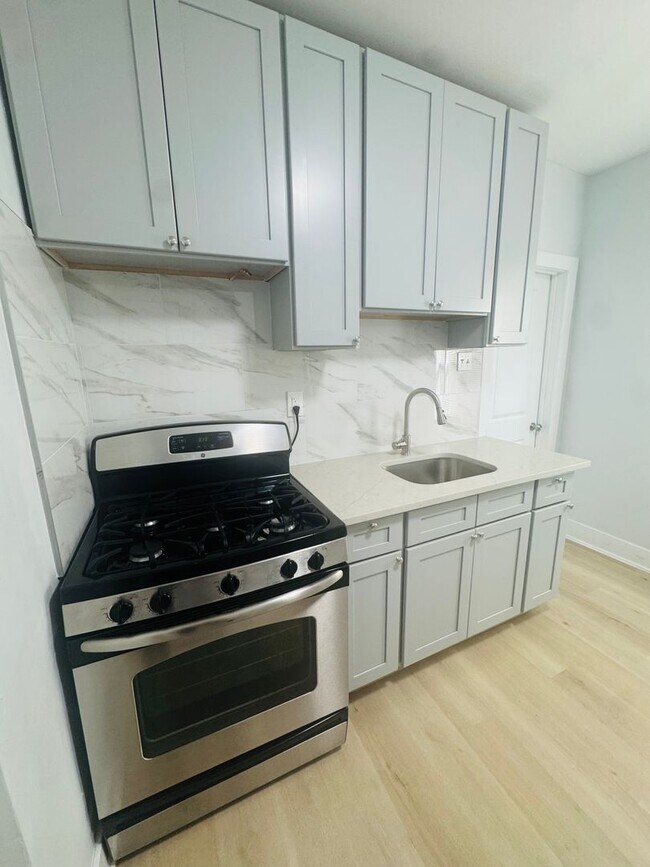 Building Photo - Renovated 4bd/1bth House with Rear yard!! ...