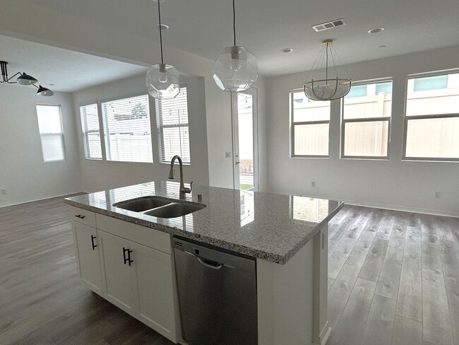 Building Photo - POWELL WAY UNIT 104 CORONA 92883  (3 BED / 2.5 BATH)