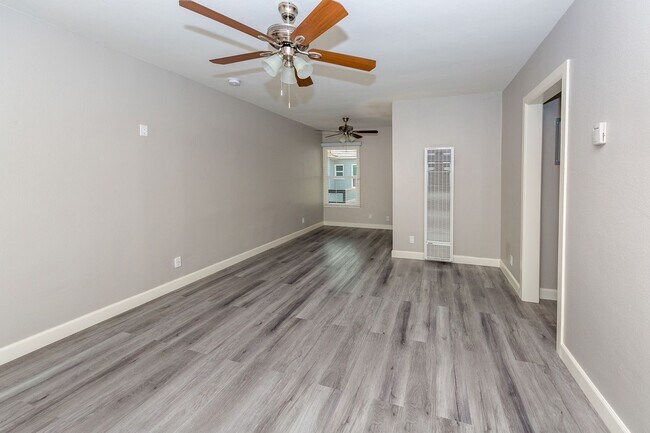 Building Photo - Fully Renovated 1 bedroom Apartment! 1/2 o...