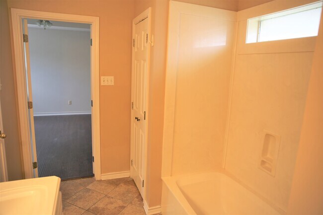 Building Photo - 3510 Vienna Dr
