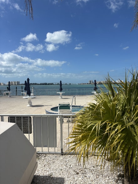 Building Photo - 100 Pierce St