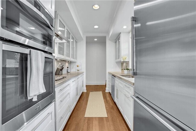 Building Photo - 355 8th St NE