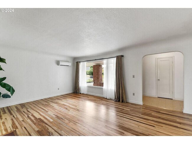 Building Photo - 2 Bedroom Duplex Near UO Campus