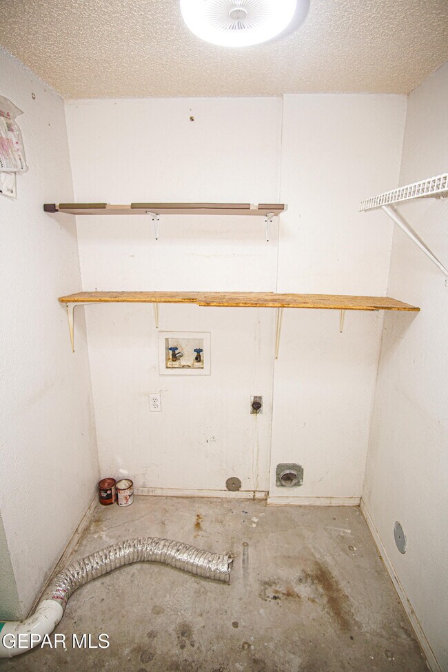 Building Photo - 13944 Roslyn Dr