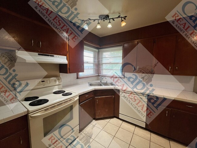 Building Photo - Charming 3 Bedroom