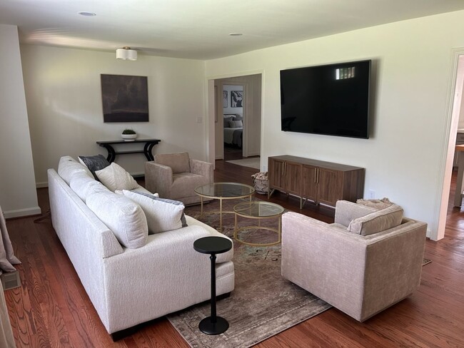 Building Photo - Beautiful 4 Bed 3 Bath Home Fully Furnishe...