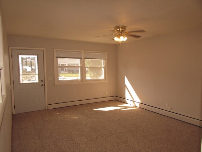Building Photo - 3 BEDROOM | 1 BATH | SOUTH | DETACHED GARAGE