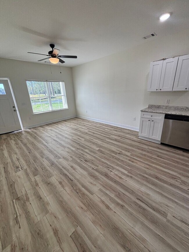 Building Photo - Brand New 3 Bedroom, 2 Bathroom Duplex in ...