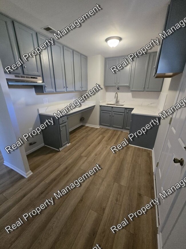 Building Photo - Updated 3 Bedroom Ranch