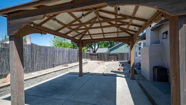 Building Photo - 3 Bedroom Home in Vacaville