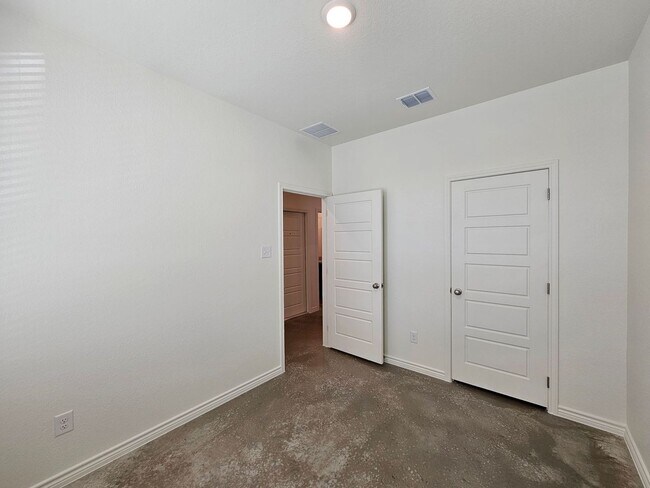 Building Photo - 644 Pacific Crest Trl