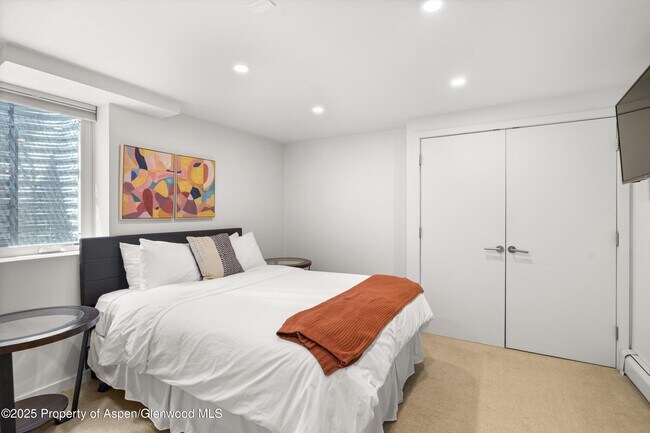 Building Photo - 250 S Original St