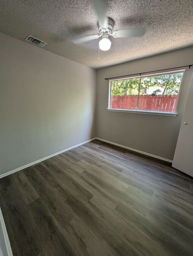 Building Photo - 6807 Blue Lake Dr