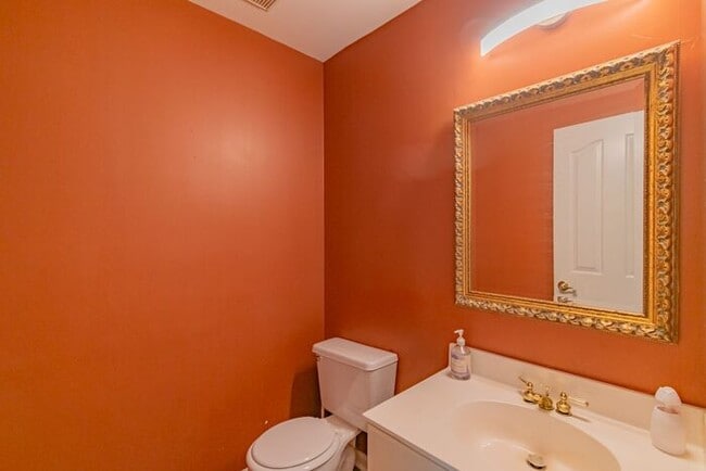 Building Photo - Beautiful 4-bedroom 2.5 bath home in desirable Brownes Ferry subdivision