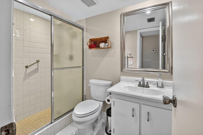 Building Photo - 2860 SW 22nd Ave