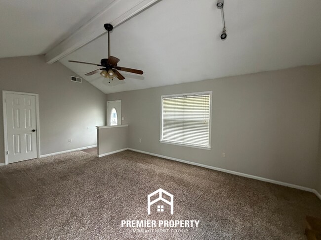 Building Photo - Stunning 3BR/2BA Memphis Home with Vaulted Ceilings & Rustic Fireplace!