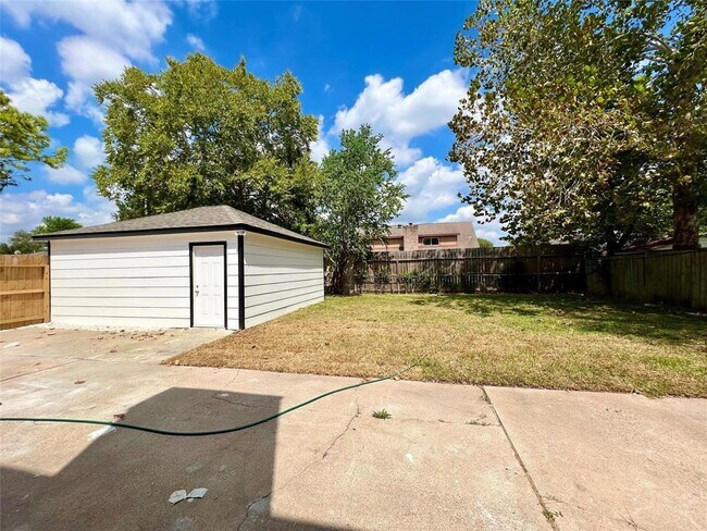 Building Photo - 12230 Fairpoint Dr