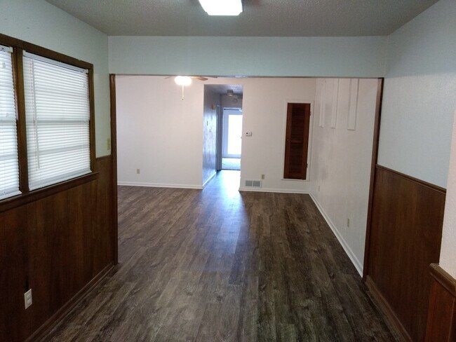 Building Photo - Updated and clean in quiet neighborhood.