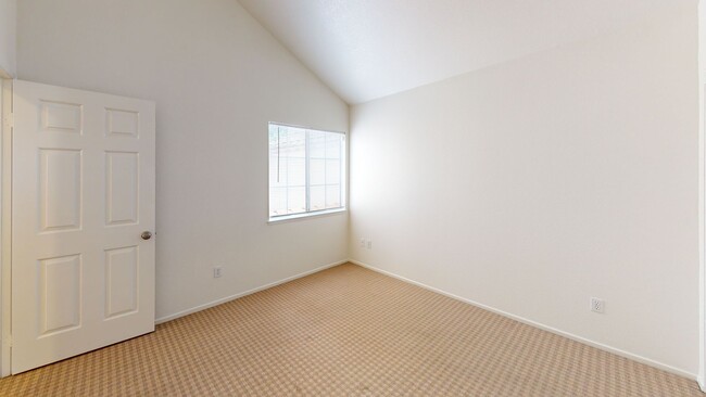 Building Photo - 4 Bedroom 2 1/2 bath two story townhome fo...