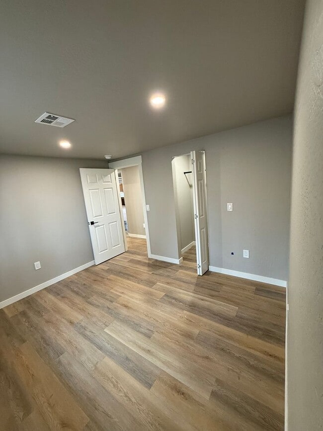 Building Photo - Fully Renovated- 4 bedroom 2 bathroom home