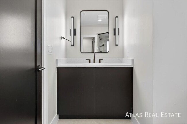 Building Photo - 830 Cherry St