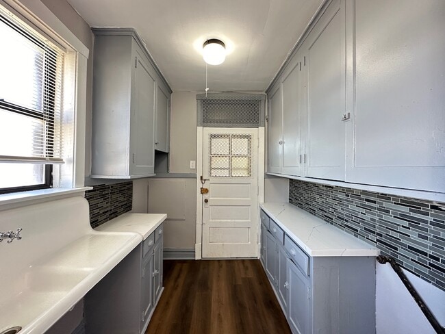 Building Photo - 3129 N Hamlin Ave