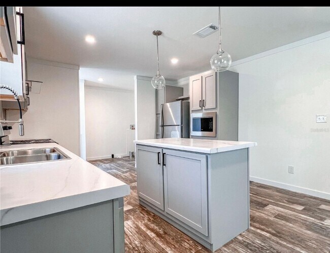 Building Photo - 5/3 Brooksville Available Now