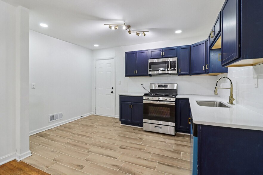 Building Photo - 3159 Bobolink Dr