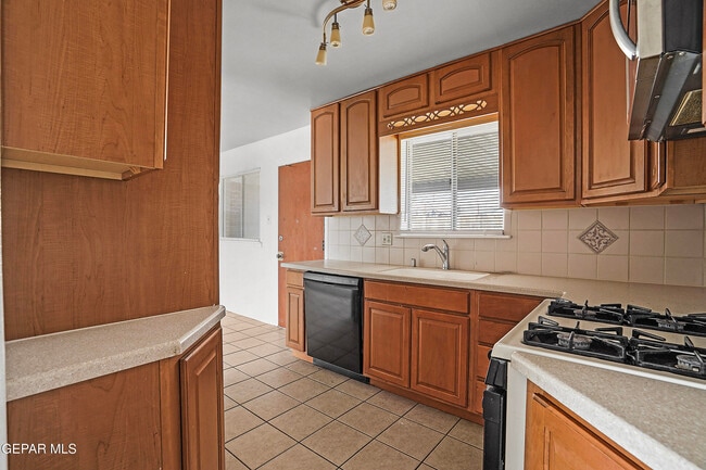 Building Photo - 9532 Waverly Dr