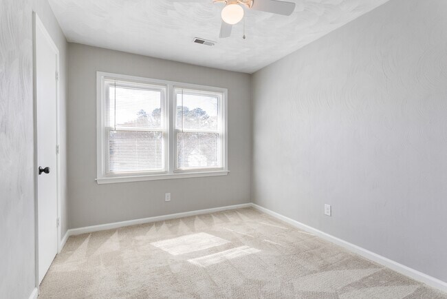 Building Photo - 226 Woodbury Forrest Dr