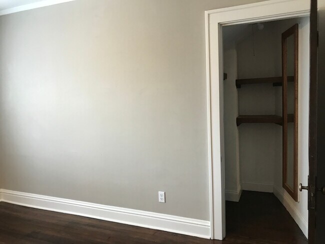 Building Photo - Large Spacious Home with 2 Car Garage in South Hampton