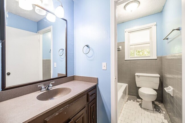 Building Photo - 127 B Susan Dr