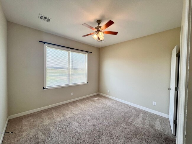 Building Photo - 3 Bed Townhome in Excellent West Side Location!