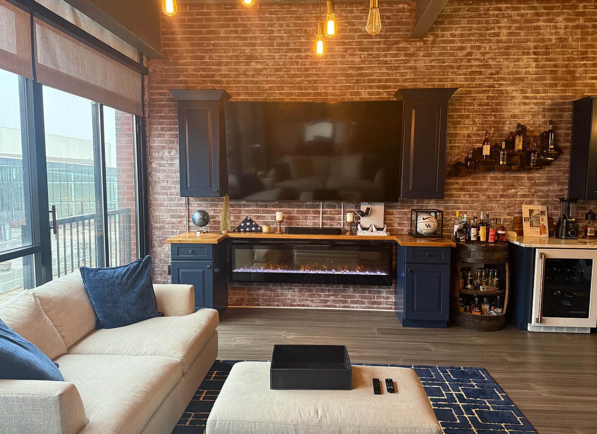 Building Photo - 515 W Main St