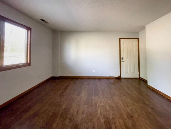 Building Photo - In-Unit Washer and Dryer - Walk the river ...