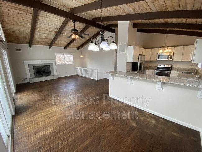 Building Photo - 3621 Lakeview Pkwy