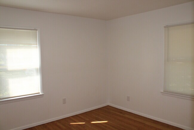 Building Photo - 4bed 2 full bath in Independence off Truma...