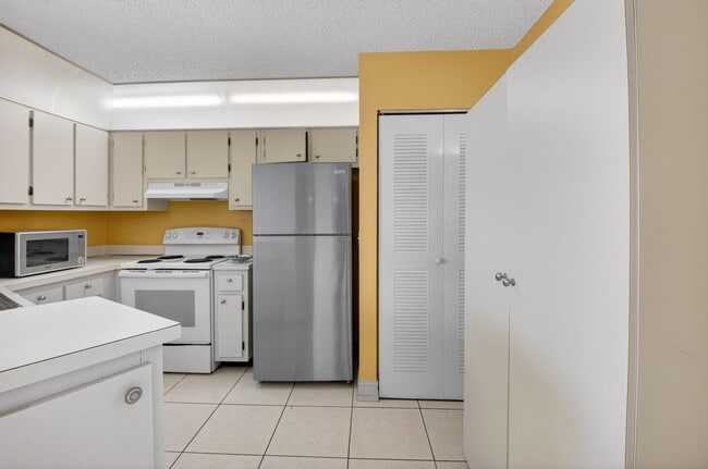 Building Photo - 7535 S Oriole Blvd