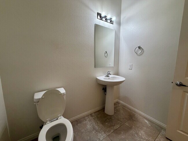 Building Photo - Beautiful 2260sqft 3bed 2.5bath with tile downstairs, carpet in Den & Living Room