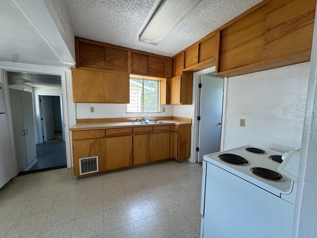 Building Photo - Quaint home in Hucrest