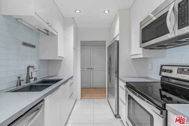 Building Photo - 8535 W Knl Dr