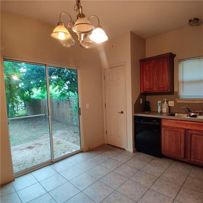 Building Photo - Cute Cottage in Govalle/ACC Campus Area!