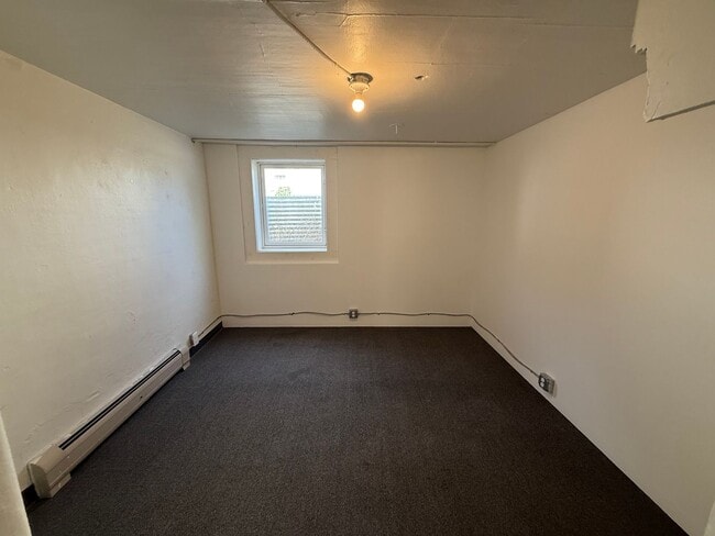 Building Photo - Three bedrooms, one bathroom, pet friendly, one car detached garage!