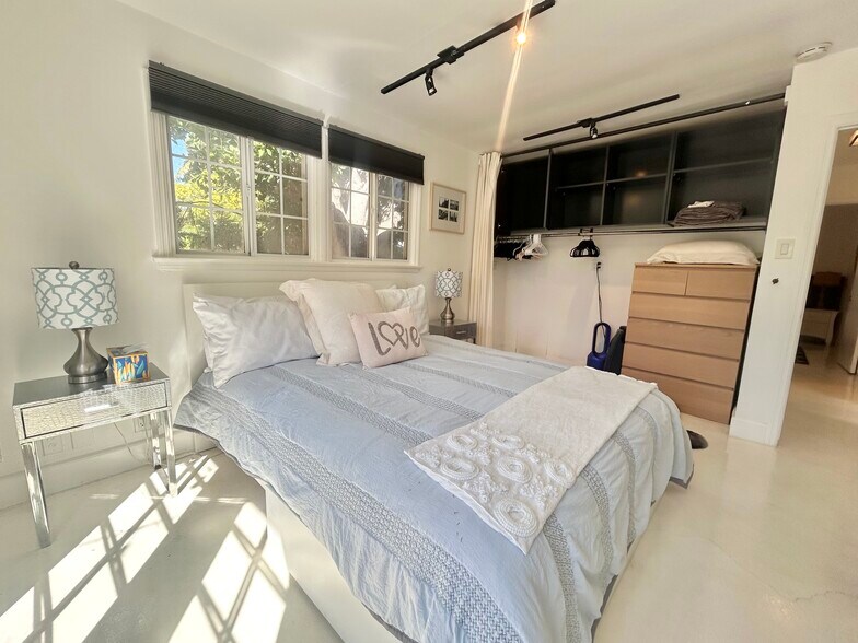 Building Photo - 1108 Electric Ave