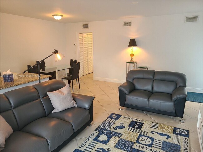 Building Photo - 180 Isle of Venice Dr