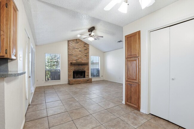 Building Photo - Great in Grapevine