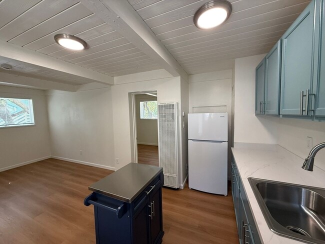 Building Photo - Updated ground-floor 1-bed 1-bath garden apartment in a gated property near N Berkeley BART